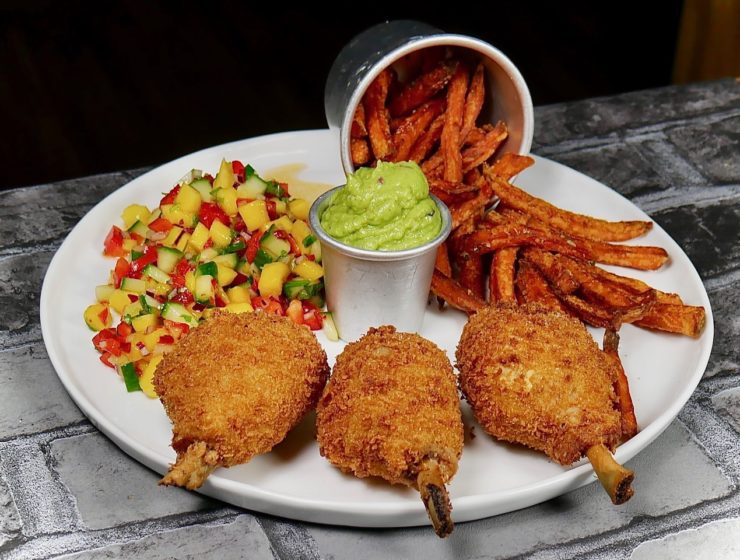 Friterade Lollipops - kycklingben med mangosalsa och guacamole
